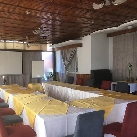 Ivotel Antananarivo Bagian luar foto