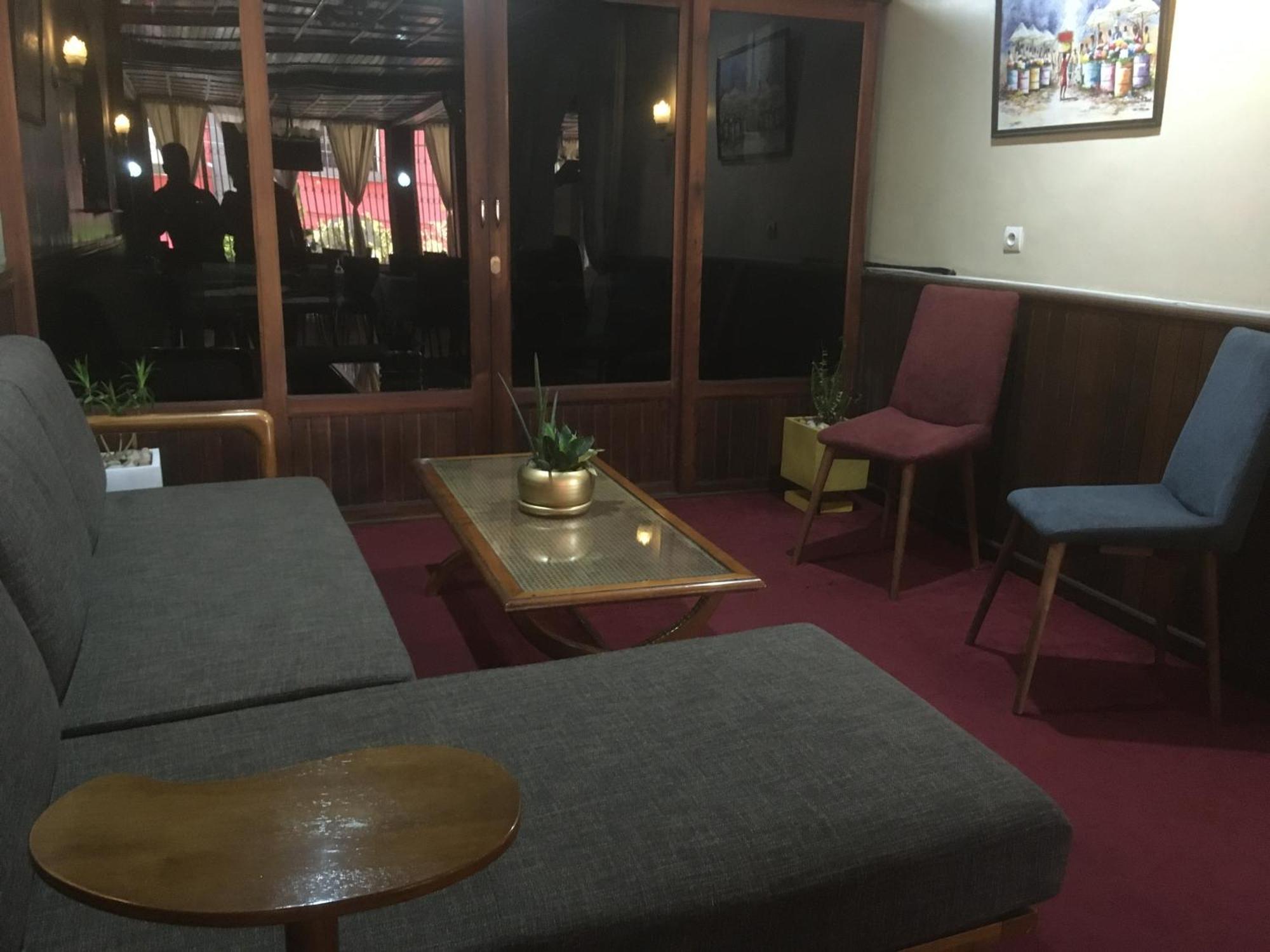Ivotel Antananarivo Bagian luar foto